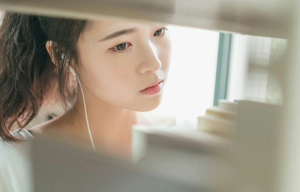 “夫君当以国事为重，妾身怎敢相怪？夫君且先休息，妾身先告退了。”美妇微笑着摇头道。